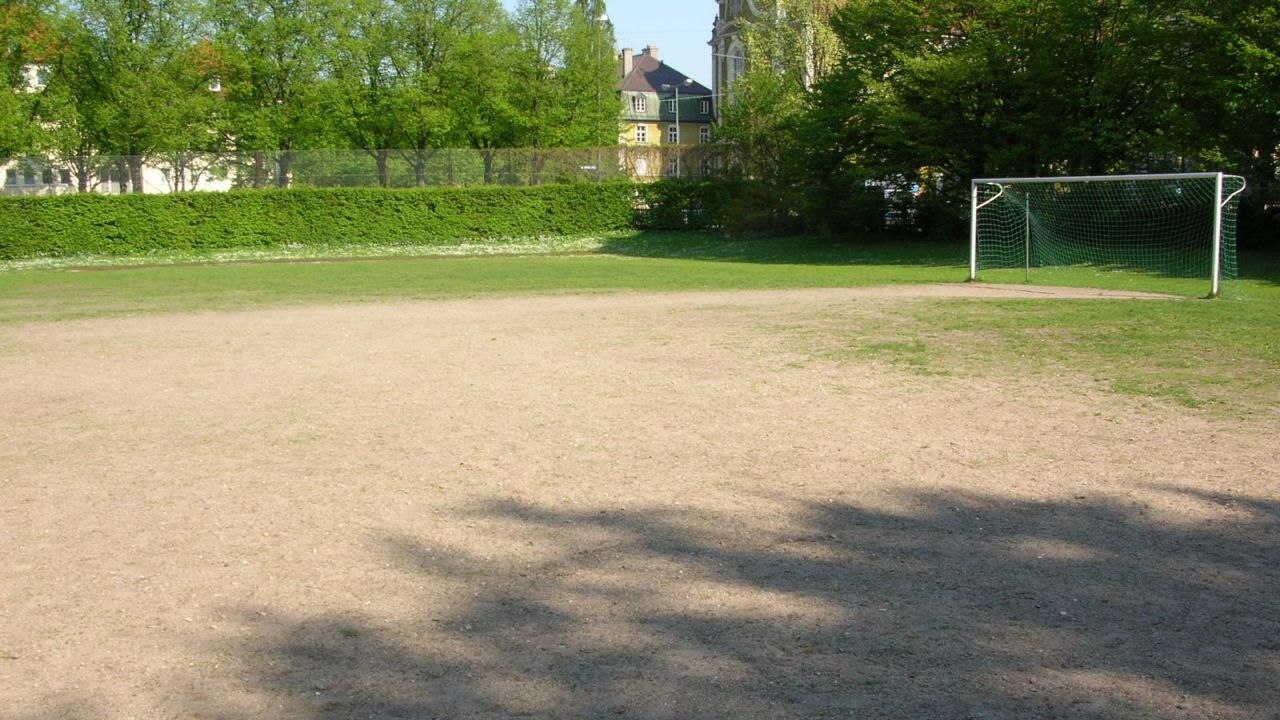 Kann unser Hauptplatz ein Kunstrasen werden???