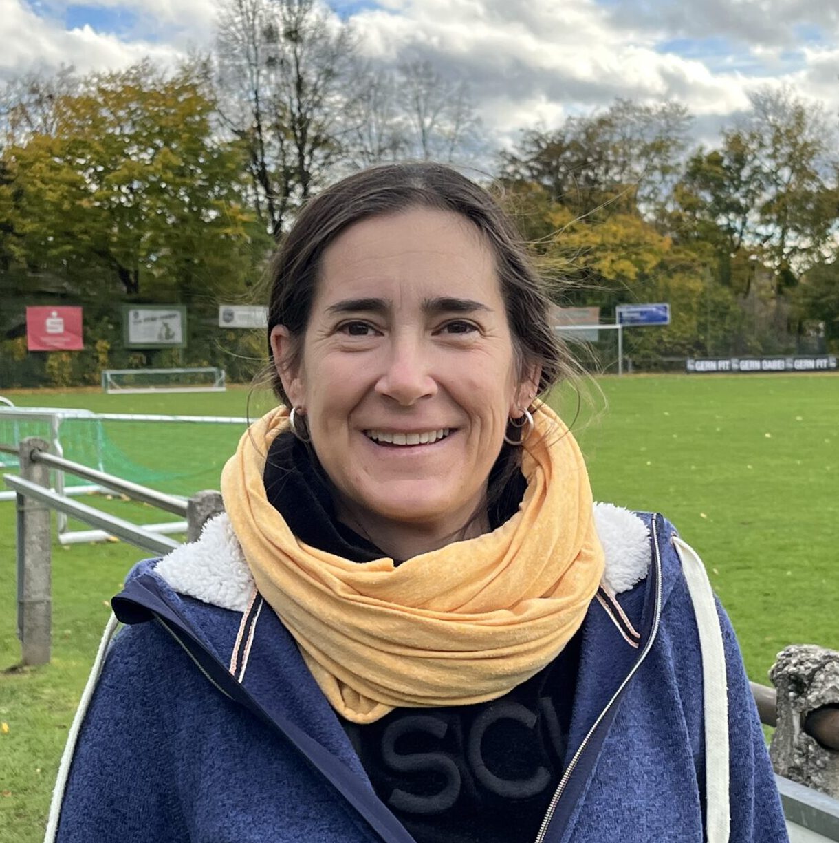 Edith Sievers Bild von Edith Sievers - Frau in blauer Trainingsjacke und gelbem Schal