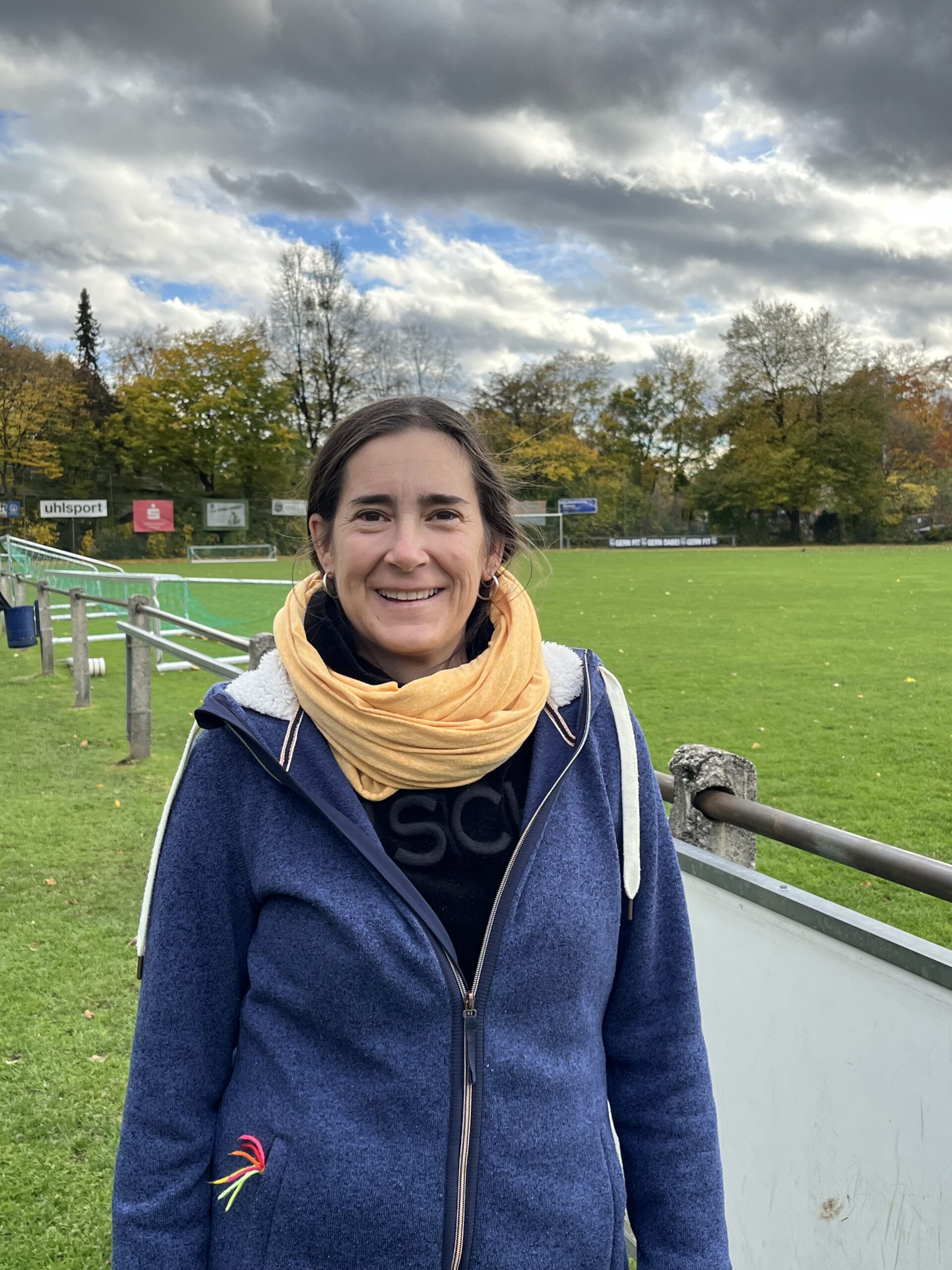 Edith Sievers Bild von Edith Sievers - Frau in blauer Trainingsjacke und gelbem Schal