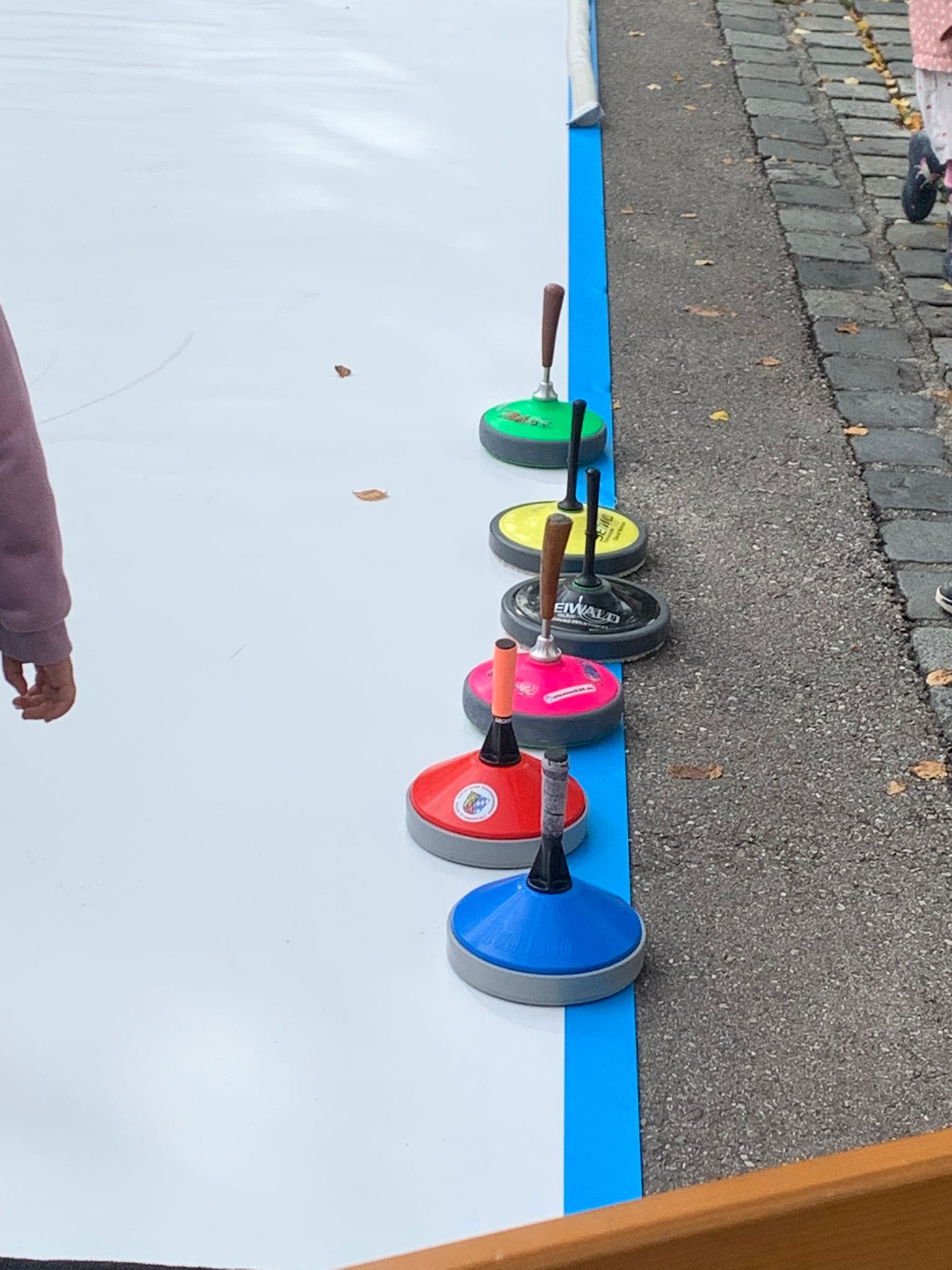 Stockschießen Stöcke 6 bunte Stöcke zum Stockschiessen auf weißem Untergrund