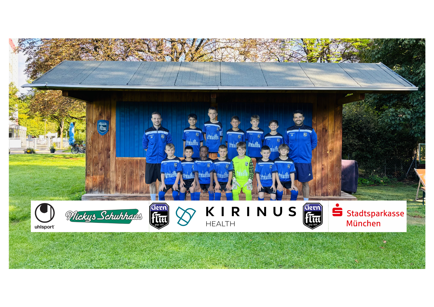Teambild der U10 mit 12 Jungs und 2 Erwachsenen in blauer Uniform des FT Gern