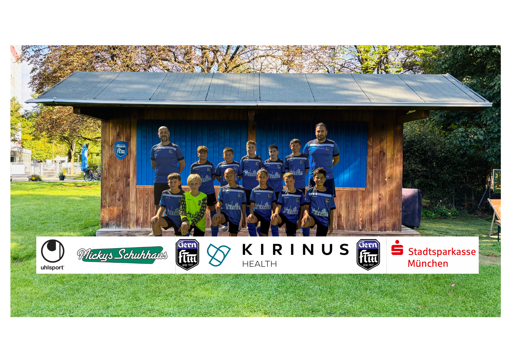 Teambild der U9 mit 11 Jungs und 2 Erwachsenen in blauer Uniform des FT Gern
