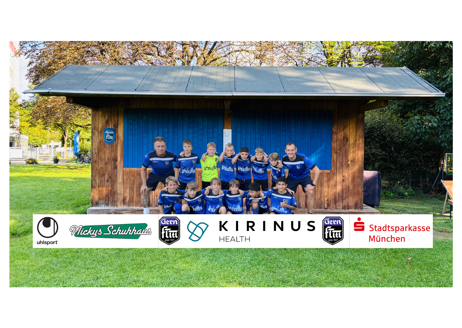 Team U11.2 Teambild der U11 mit 13 Jungs und 1 Erwachsenen in blauer Uniform des FT Gern