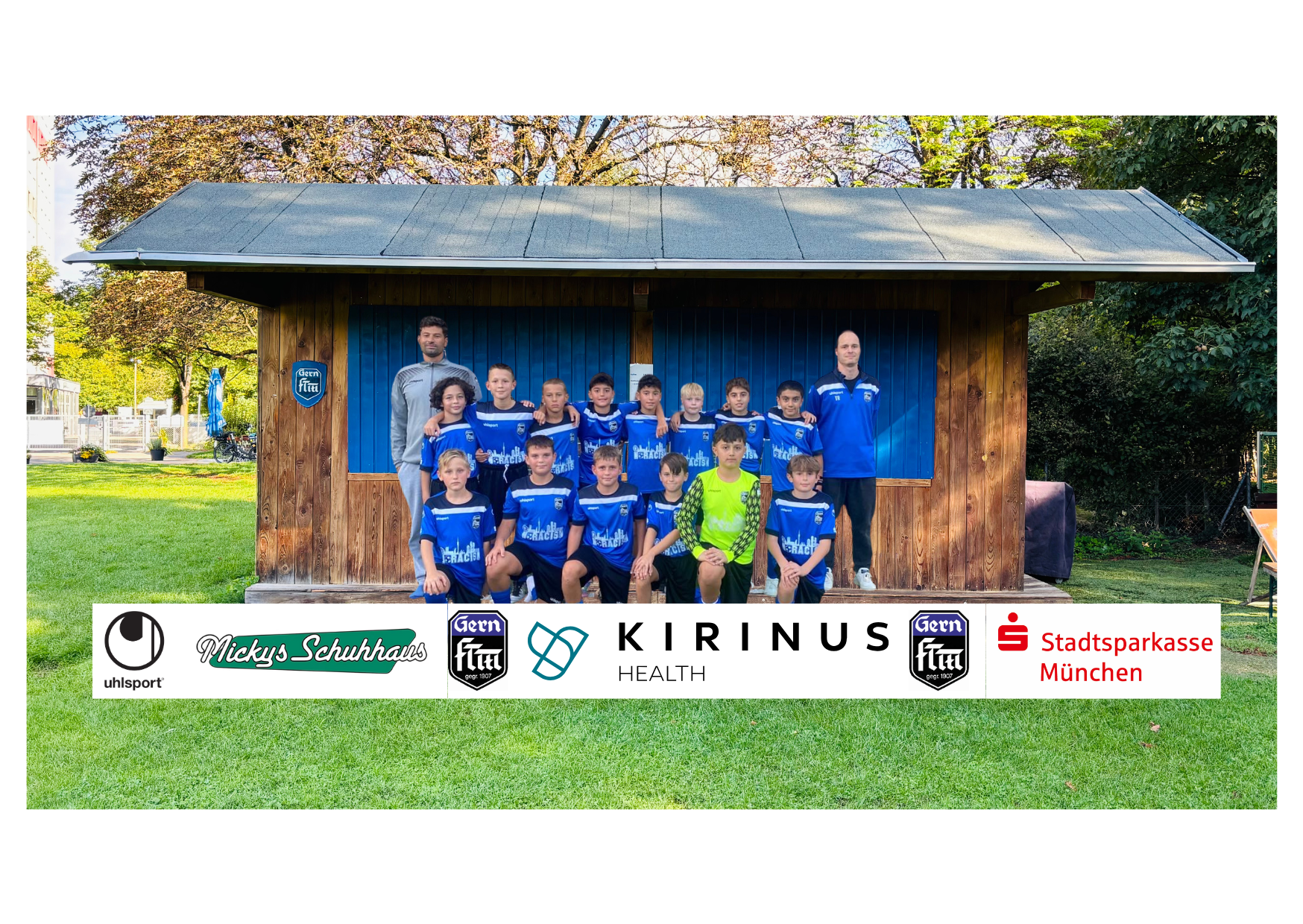 Teambild der U12 mit 14 Jungs und 2 Erwachsenen in blauer Uniform des FT Gern