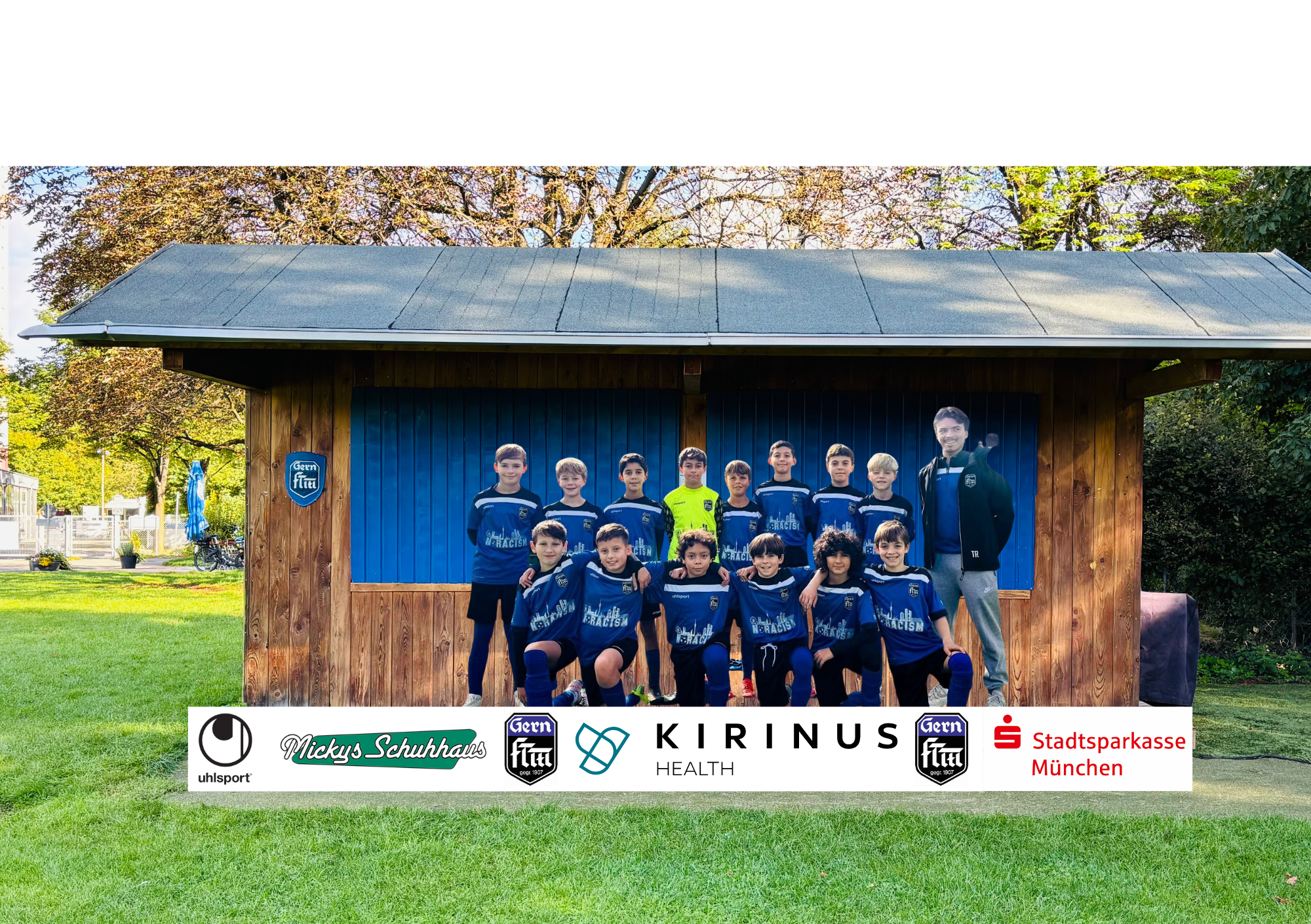Team U12.2 Teambild der U12 mit 14 Jungs und 1 Erwachsenen in blauer Uniform des FT Gern