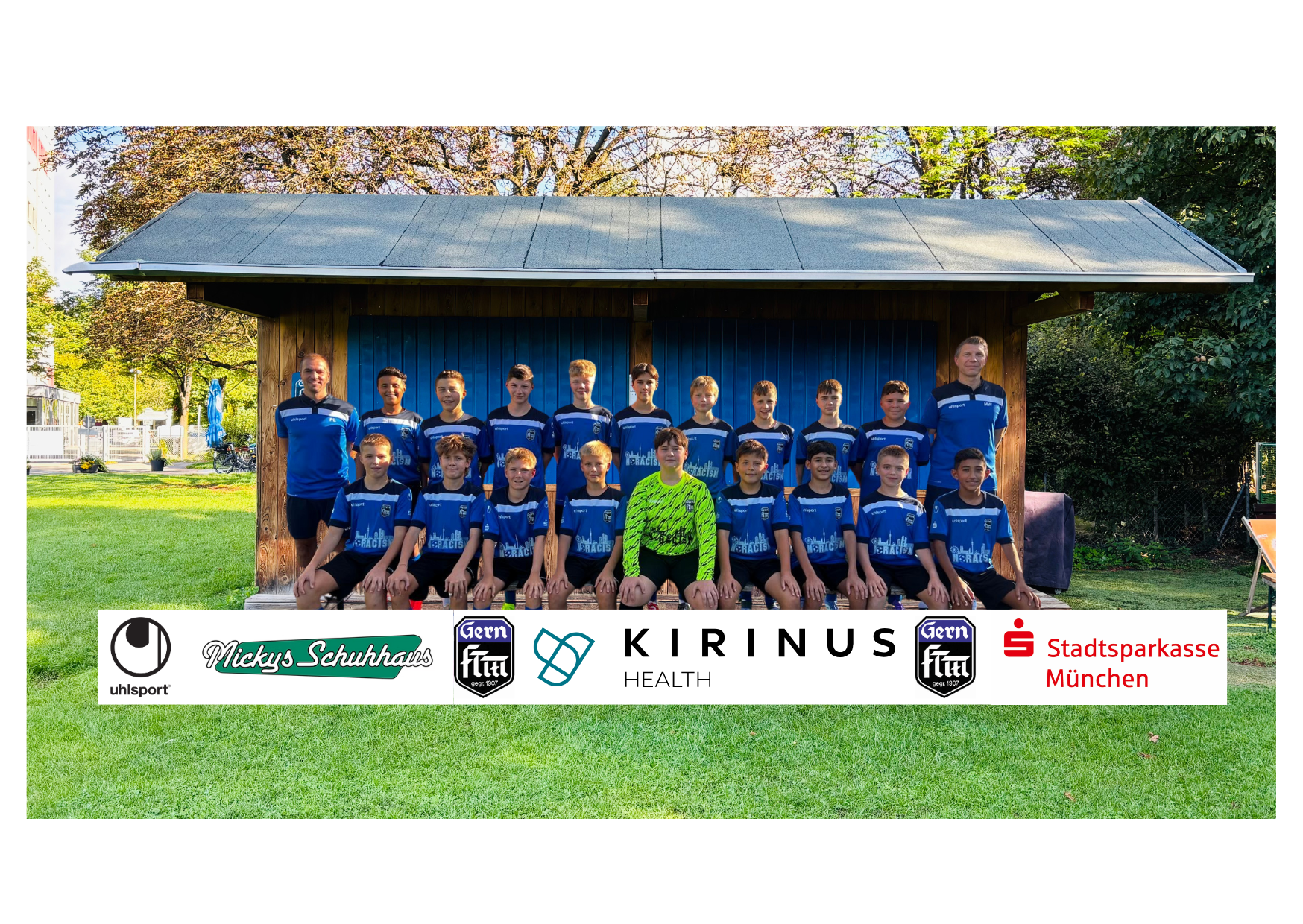 Teambild der U14 mit 18 Jungs und 2 Erwachsenen in blauer Uniform des FT Gern