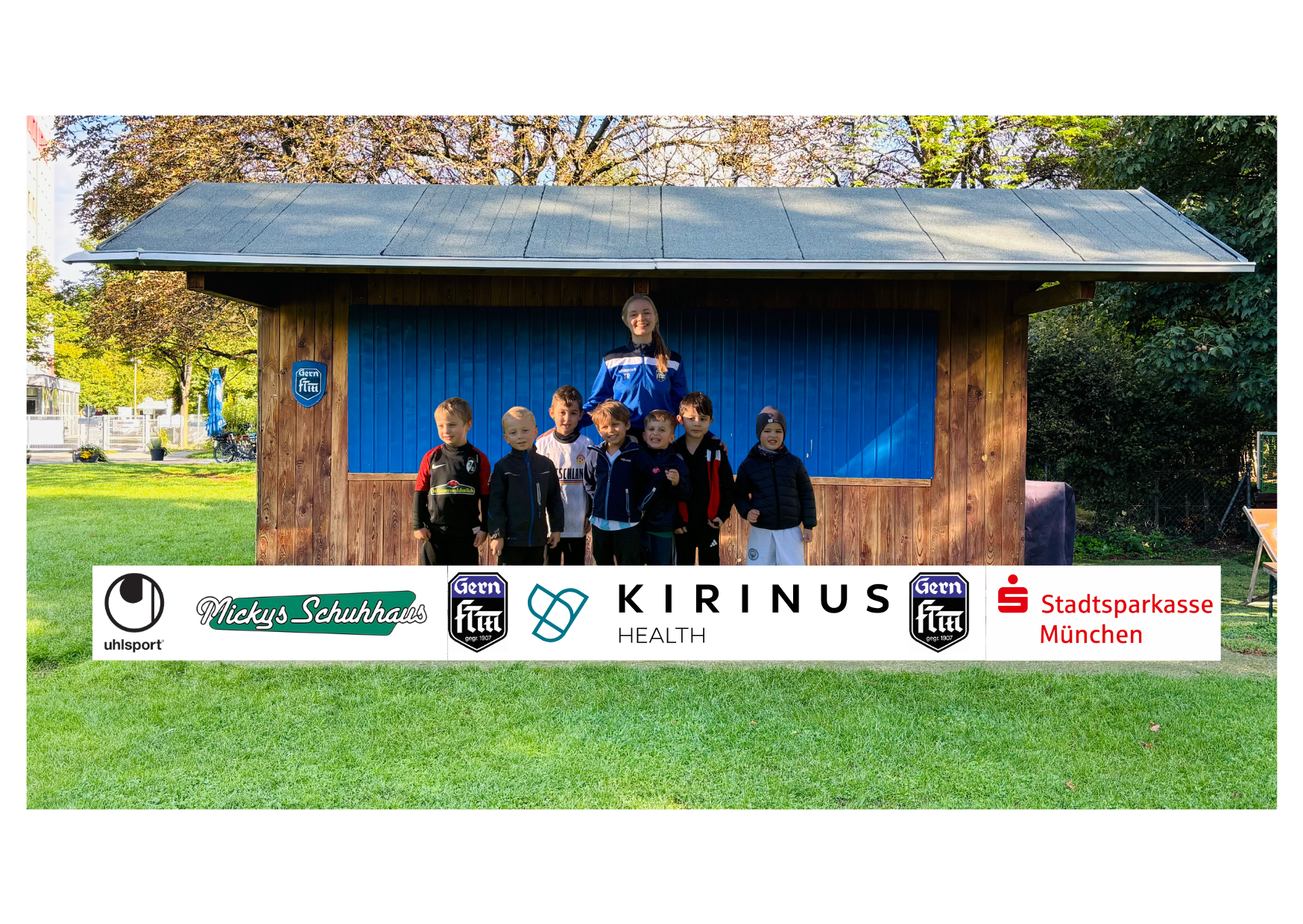 Teambild der U6 mit 7 Kindern und 1 Frau in blauer Uniform des FT Gern