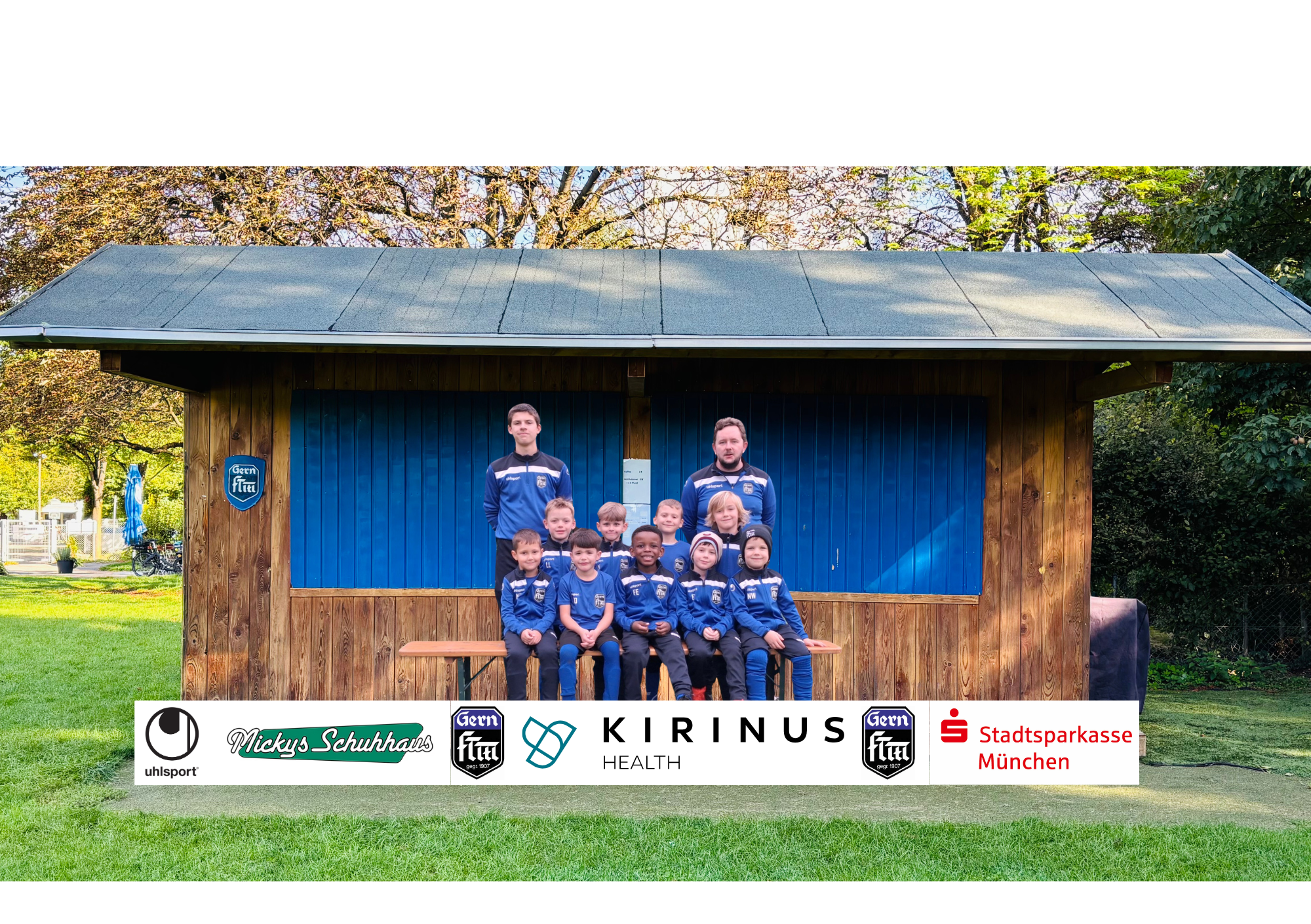 Teambild der U2 mit 8 Jungs und 2 Erwachsenen in blauer Uniform des FT Gern