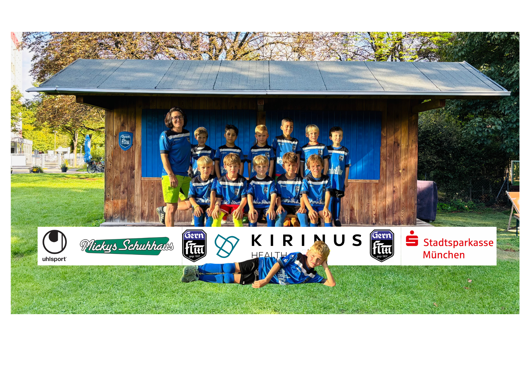 Teambild der U8 mit 12 Jungs und 1 Erwachsenen in blauer Uniform des FT Gern