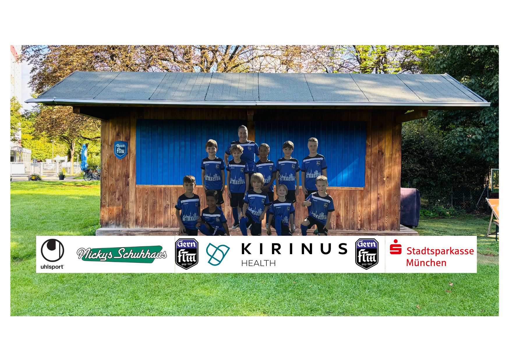 Team U8.2 Teambild der U8 mit 10 Jungs und 1 Erwachsenen in blauer Uniform des FT Gern