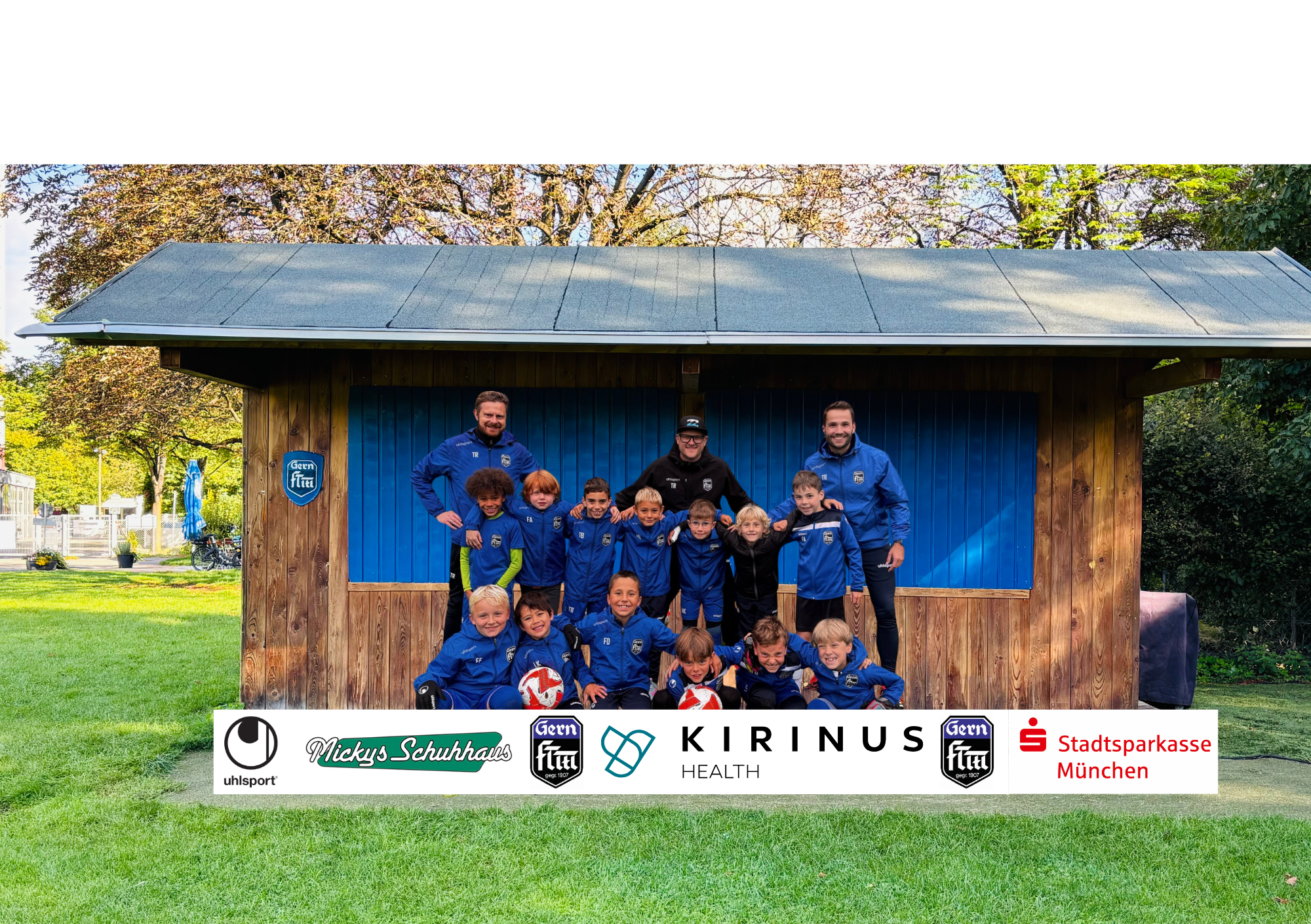 Teambild der U9 mit 13 Jungs und 3 Erwachsenen in blauer Uniform des FT Gern