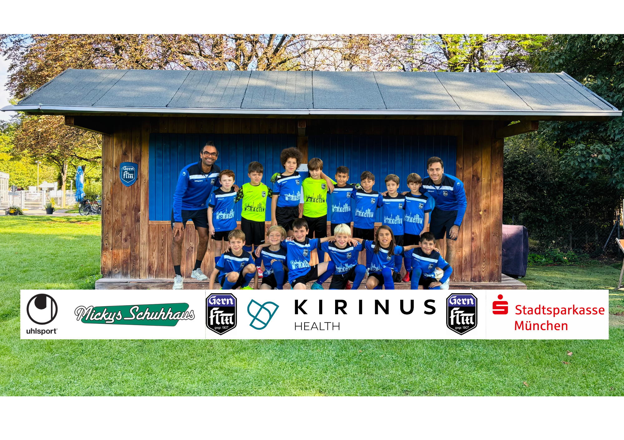 Team U9.2 Teambild der U9 mit 14 Jungs und 2 Erwachsenen in blauer Uniform des FT Gern